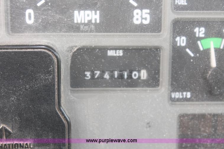 image for item H8363 2000 International 4700 semi truck