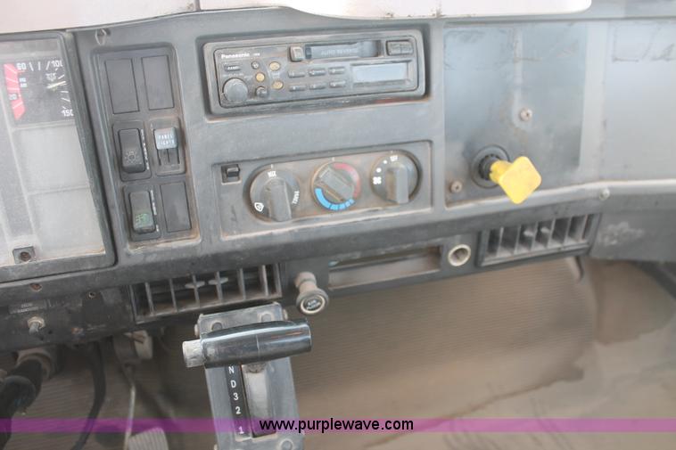 image for item H8363 2000 International 4700 semi truck