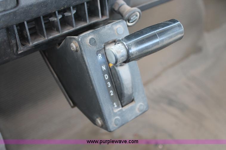 image for item H8363 2000 International 4700 semi truck