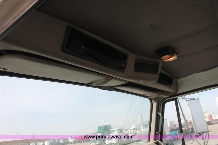 image for item H8363 2000 International 4700 semi truck