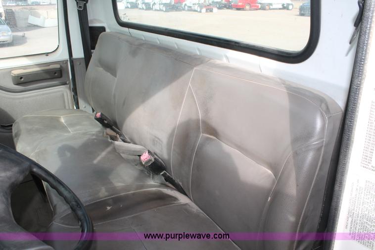 image for item H8363 2000 International 4700 semi truck