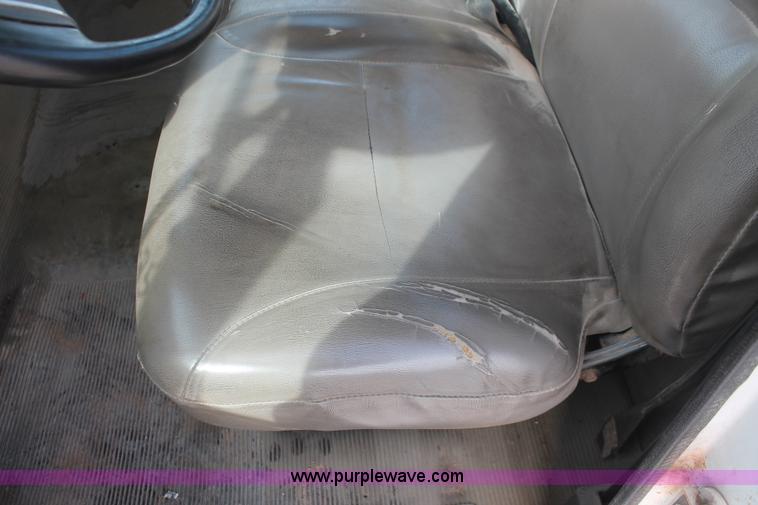 image for item H8363 2000 International 4700 semi truck