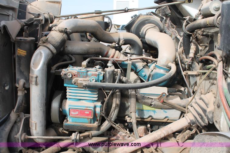 image for item H8363 2000 International 4700 semi truck