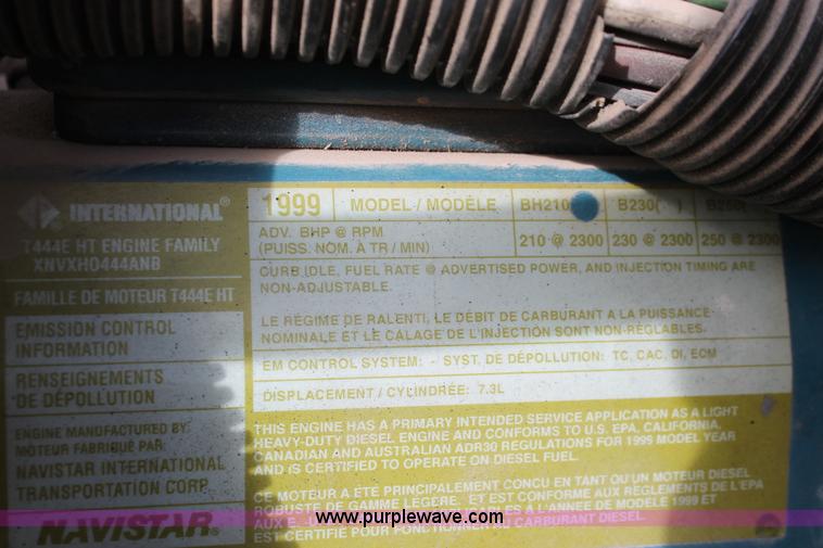 image for item H8363 2000 International 4700 semi truck