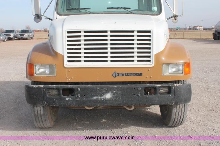 image for item H8363 2000 International 4700 semi truck