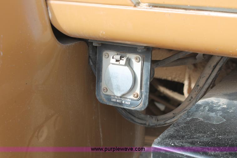 image for item H8363 2000 International 4700 semi truck