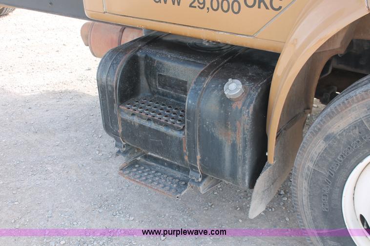 image for item H8363 2000 International 4700 semi truck