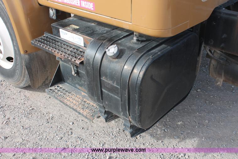 image for item H8363 2000 International 4700 semi truck