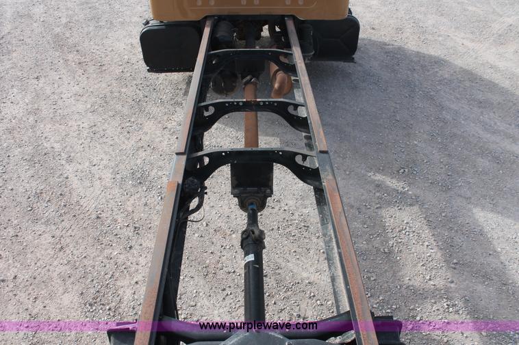 image for item H8363 2000 International 4700 semi truck