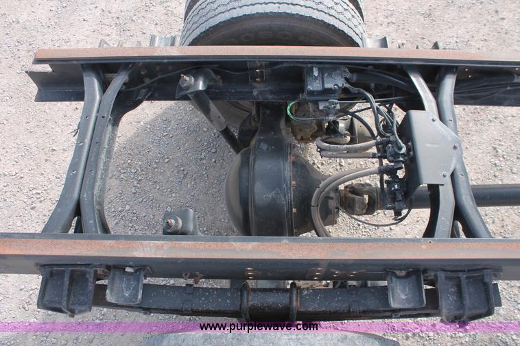 image for item H8363 2000 International 4700 semi truck