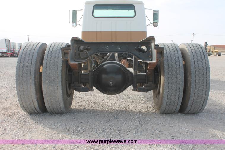 image for item H8363 2000 International 4700 semi truck