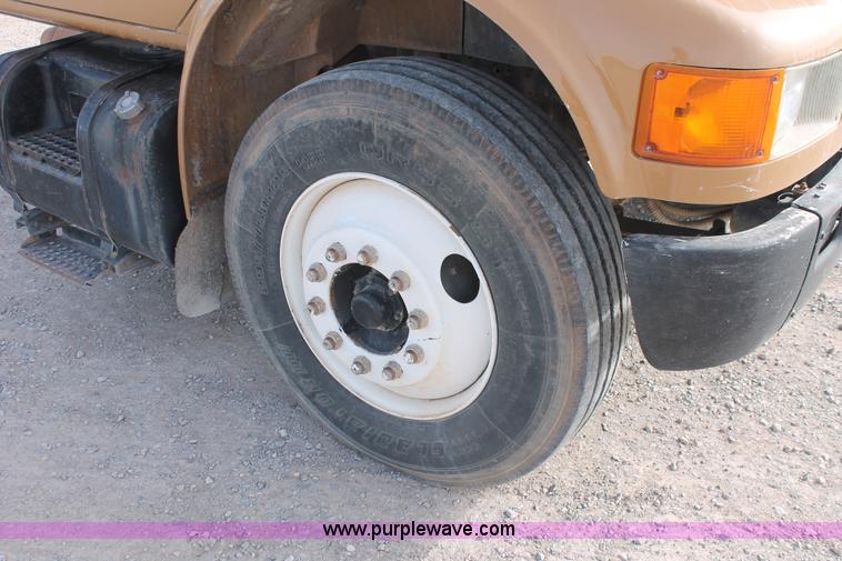 image for item H8363 2000 International 4700 semi truck