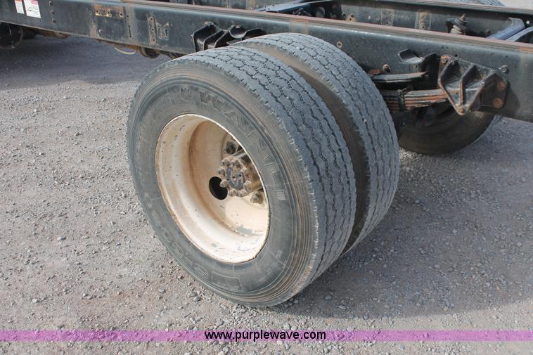 image for item H8363 2000 International 4700 semi truck