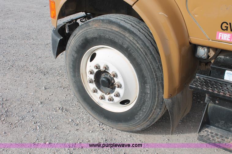 image for item H8363 2000 International 4700 semi truck