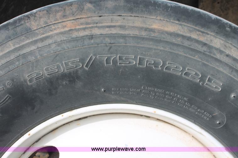 image for item H8363 2000 International 4700 semi truck