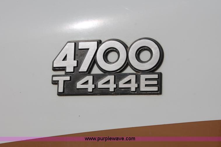 image for item H8363 2000 International 4700 semi truck