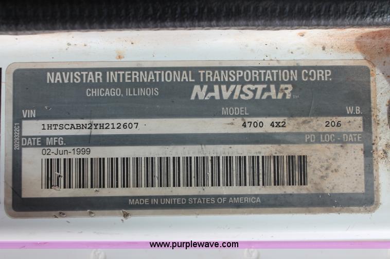 image for item H8363 2000 International 4700 semi truck