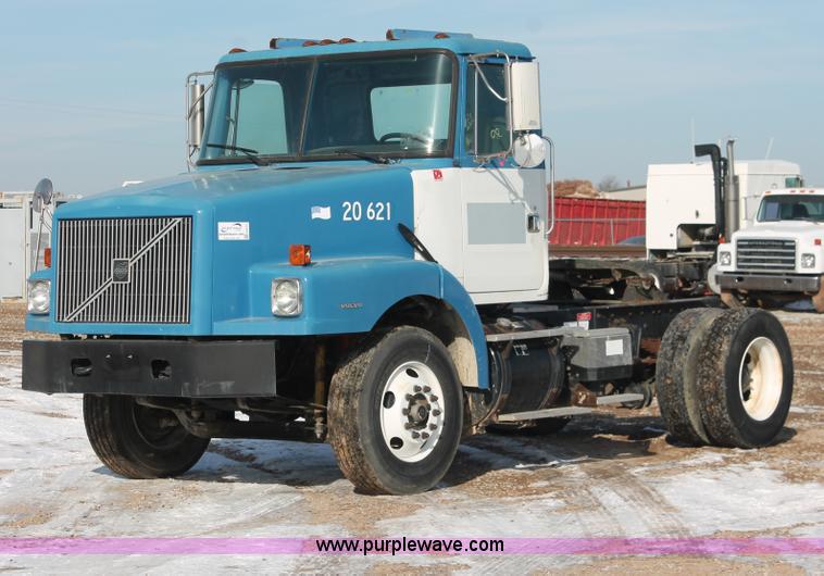 image for item H8372 2001 Volvo WG semi truck