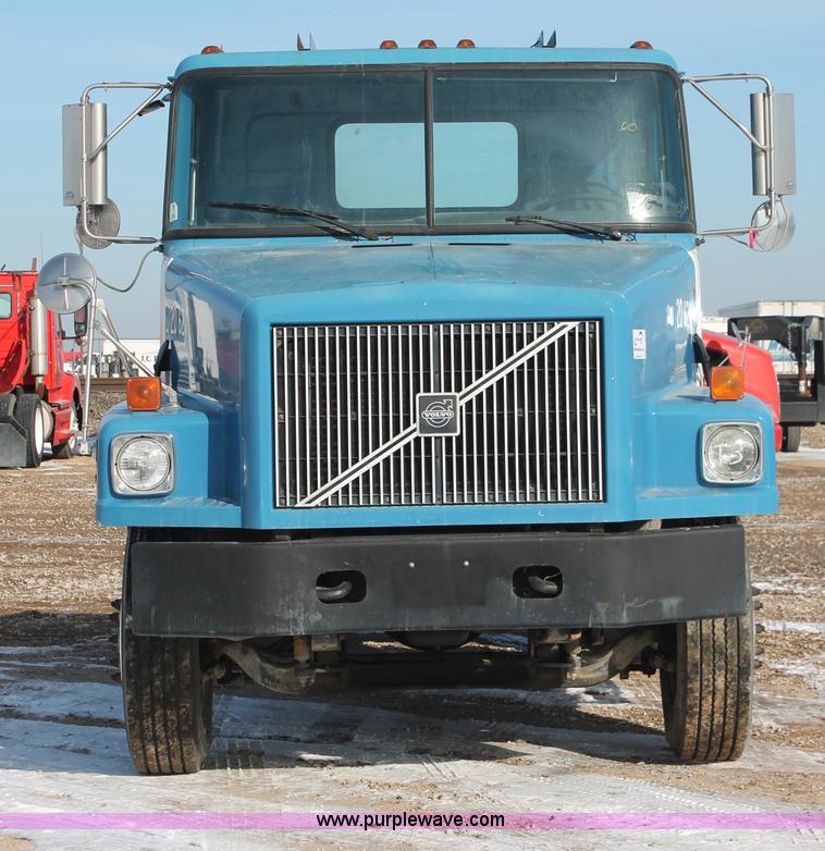 image for item H8372 2001 Volvo WG semi truck