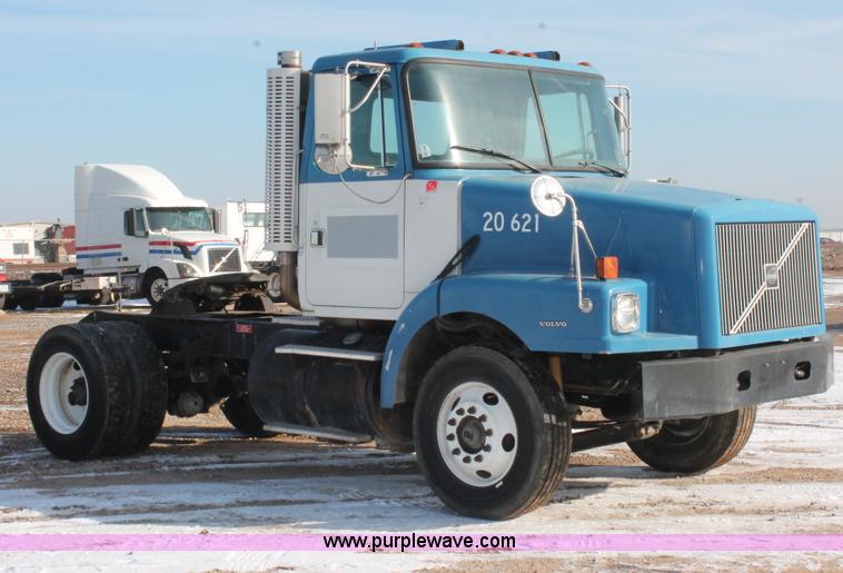 image for item H8372 2001 Volvo WG semi truck