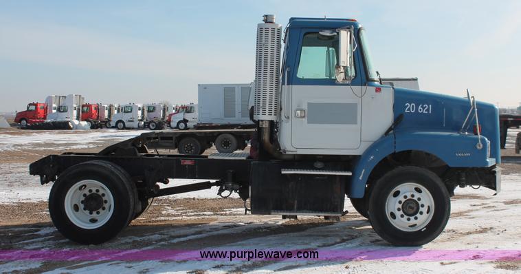 image for item H8372 2001 Volvo WG semi truck