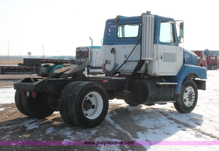 image for item H8372 2001 Volvo WG semi truck