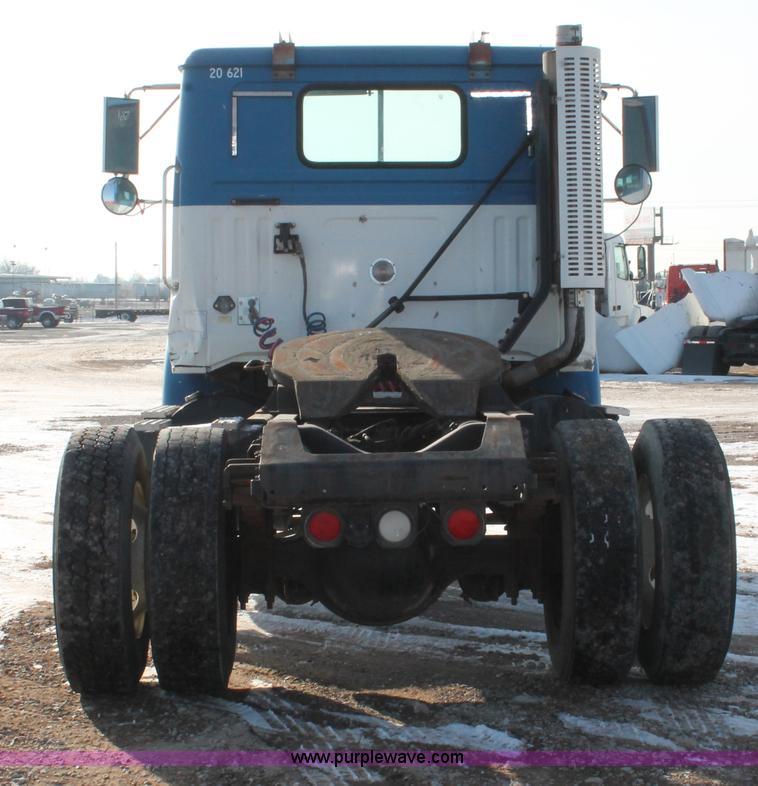 image for item H8372 2001 Volvo WG semi truck