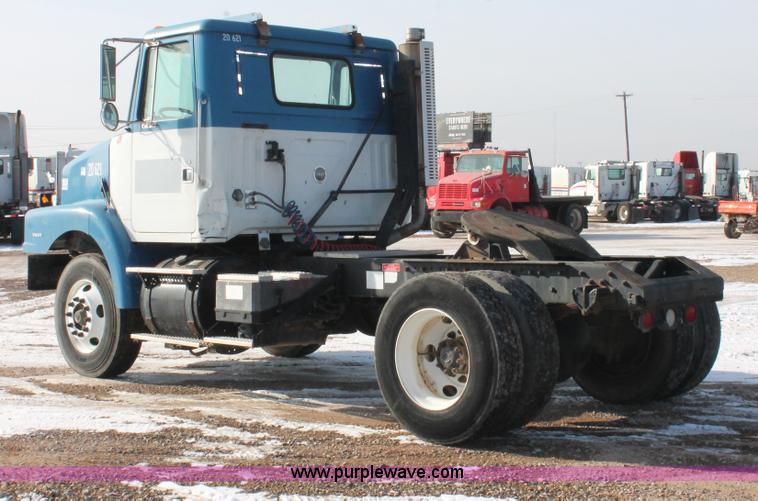 image for item H8372 2001 Volvo WG semi truck