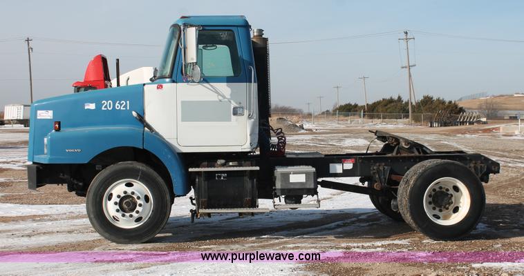 image for item H8372 2001 Volvo WG semi truck
