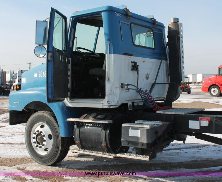 image for item H8372 2001 Volvo WG semi truck