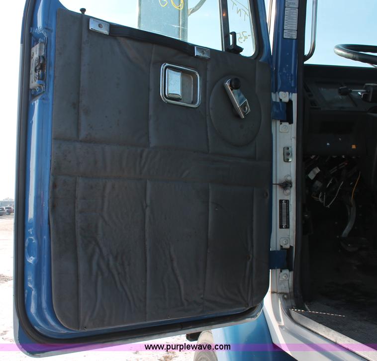 image for item H8372 2001 Volvo WG semi truck