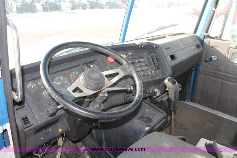 image for item H8372 2001 Volvo WG semi truck