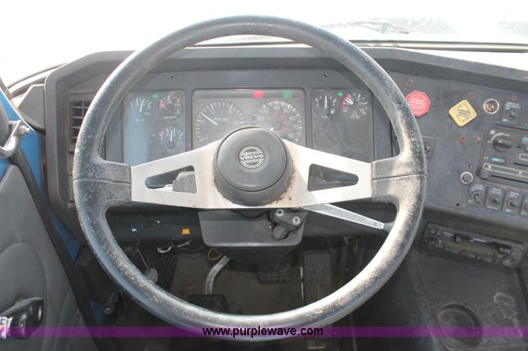 image for item H8372 2001 Volvo WG semi truck