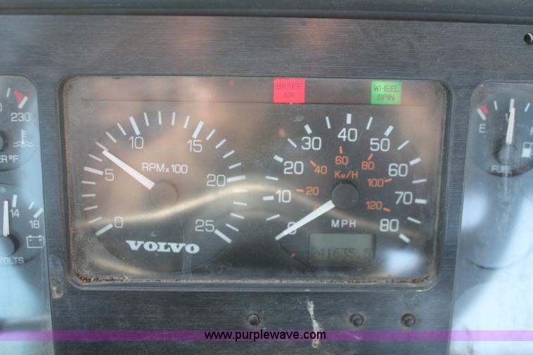 image for item H8372 2001 Volvo WG semi truck