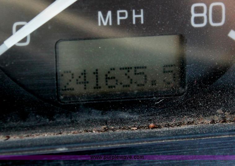 image for item H8372 2001 Volvo WG semi truck