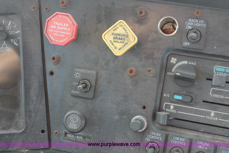 image for item H8372 2001 Volvo WG semi truck