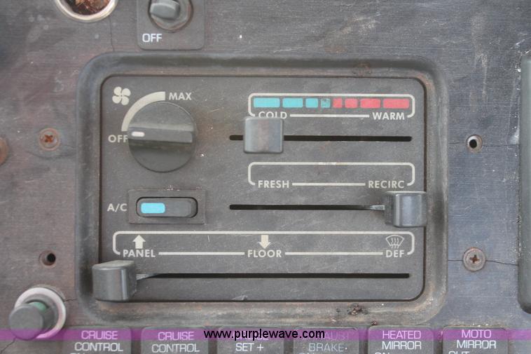 image for item H8372 2001 Volvo WG semi truck