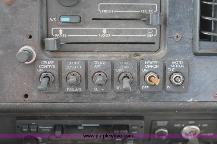 image for item H8372 2001 Volvo WG semi truck