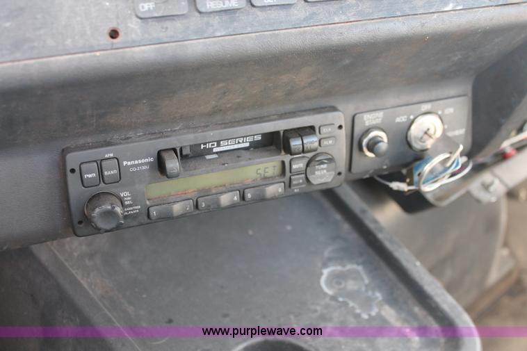 image for item H8372 2001 Volvo WG semi truck