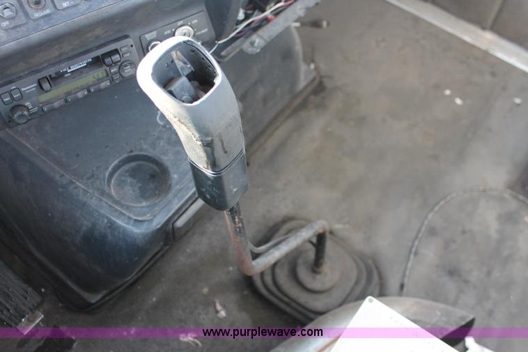 image for item H8372 2001 Volvo WG semi truck