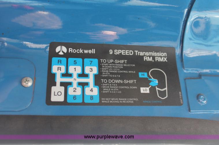 image for item H8372 2001 Volvo WG semi truck