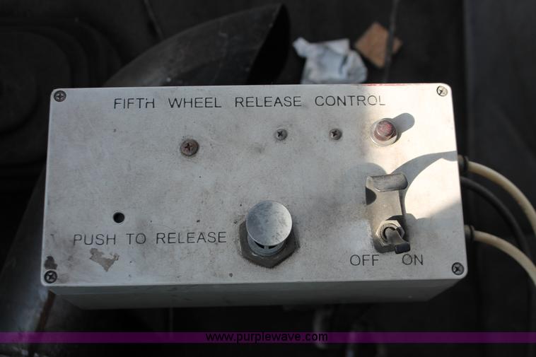 image for item H8372 2001 Volvo WG semi truck