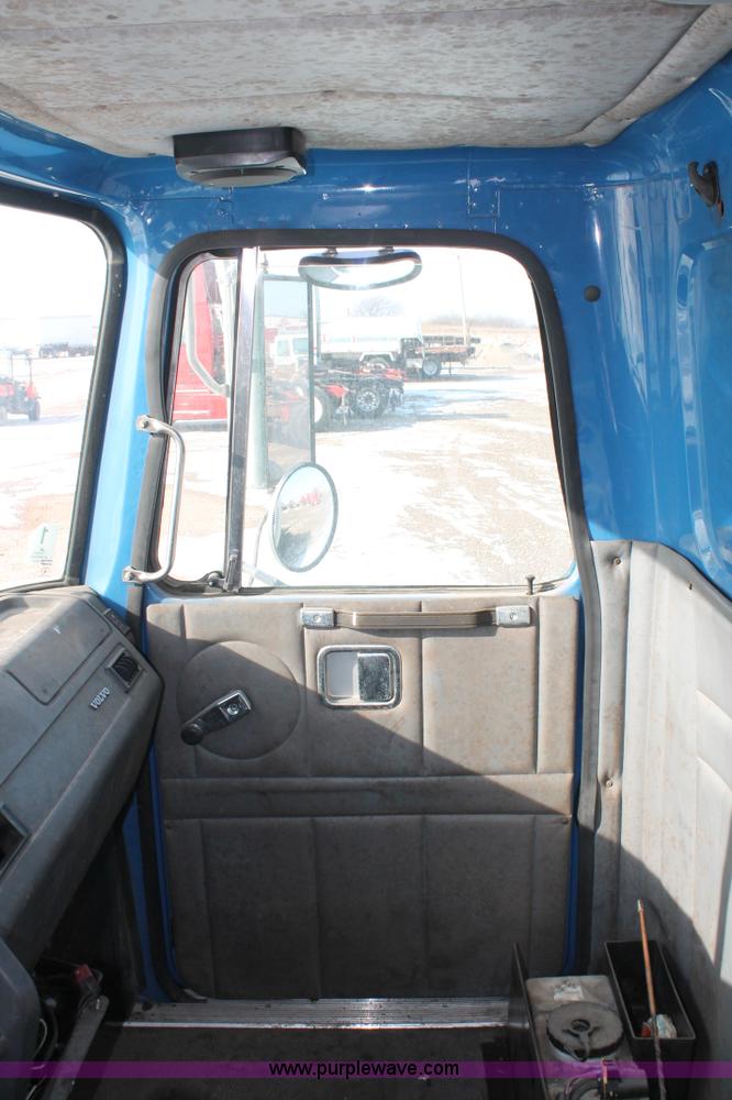 image for item H8372 2001 Volvo WG semi truck