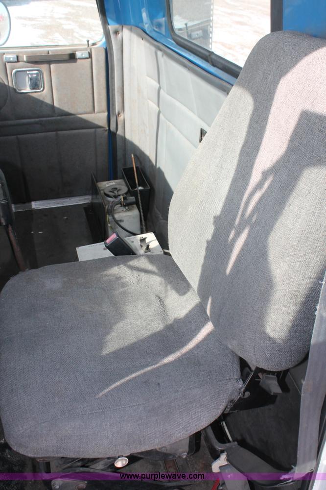 image for item H8372 2001 Volvo WG semi truck