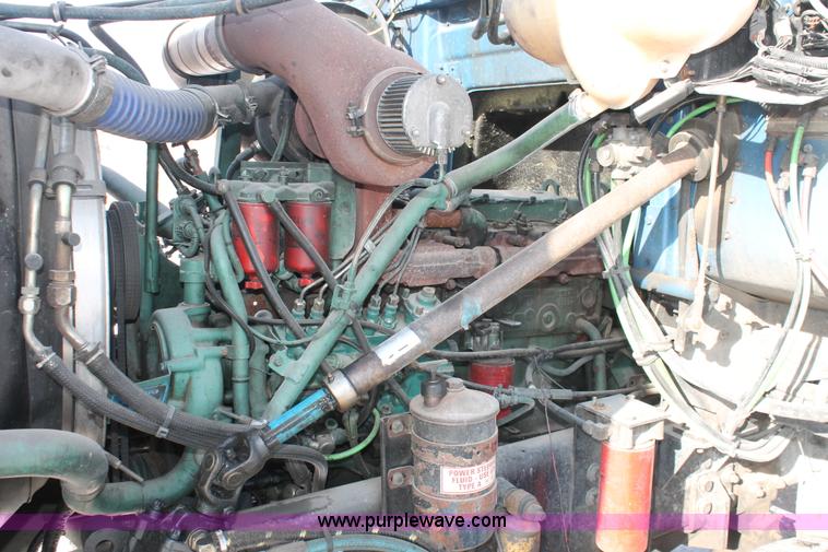 image for item H8372 2001 Volvo WG semi truck