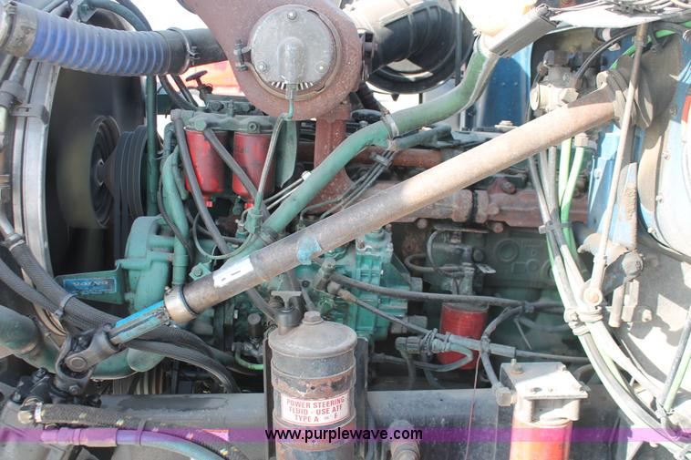 image for item H8372 2001 Volvo WG semi truck