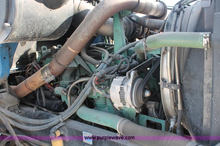 image for item H8372 2001 Volvo WG semi truck