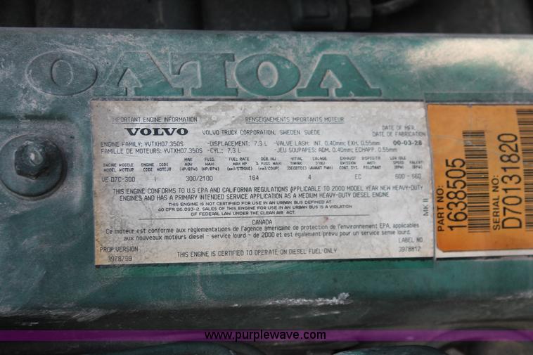 image for item H8372 2001 Volvo WG semi truck