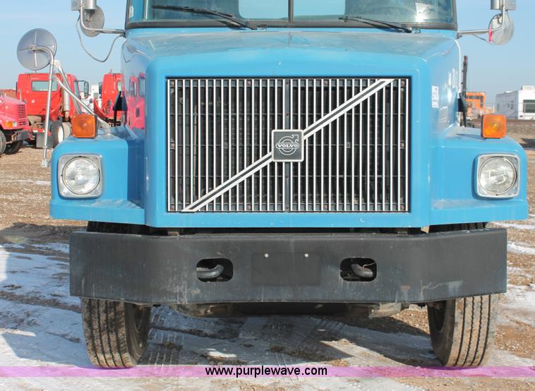 image for item H8372 2001 Volvo WG semi truck