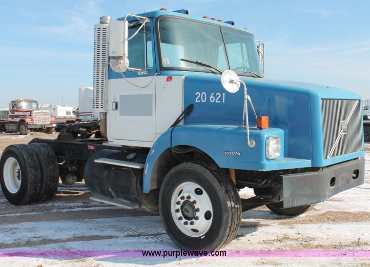 image for item H8372 2001 Volvo WG semi truck